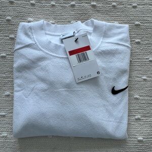 NWT -Nike Men's Classic White Crewneck Sweater with Wizards logo on sleeve